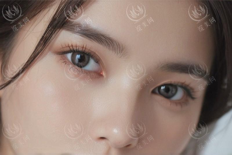 年轻妈妈的肌肤暗沉？「黑科技精华」一抹提亮，重现光彩