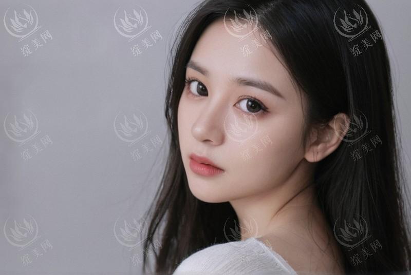 双眼皮拆线后多久化妆？恢复时间+疤痕护理