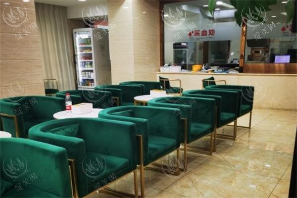 网友问成都医大口腔医院种牙怎么样？资质正规且技术好哦