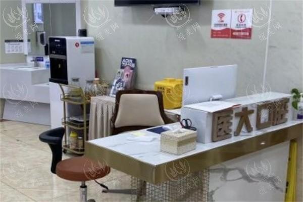 网友问成都医大口腔医院种牙怎么样？资质正规且技术好哦