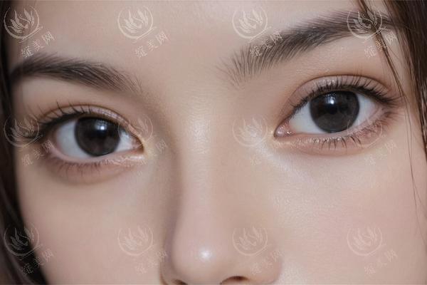 小腹突出？每天做仰卧抬腿，双腿交替抬起各 20 次​