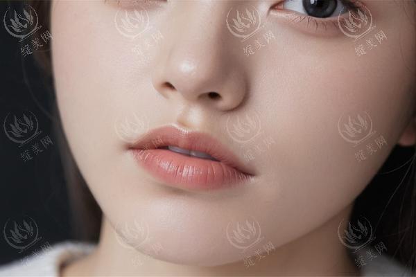 职场女性的眼袋困扰？「冷敷法」立刻消肿，焕发精神
