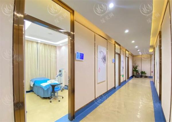 厦门脸博士整形外科门诊部收费标准：牙齿矫正8800/牙齿美白399/口腔种植6800起