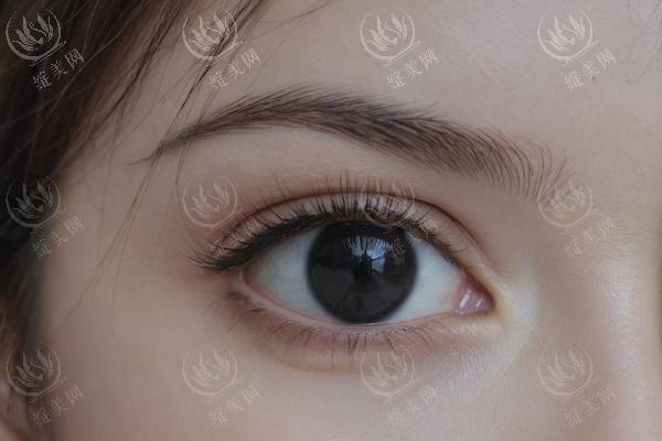 唇线画得像蜡笔？用棉签蘸卸妆液轻轻晕染边缘​